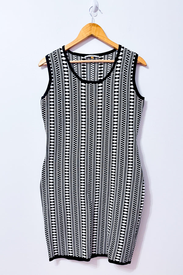 Robe ajustée en tricot noir et blanc à motifs géométriques* seconde main - Sioni- La Penderie du Paradis