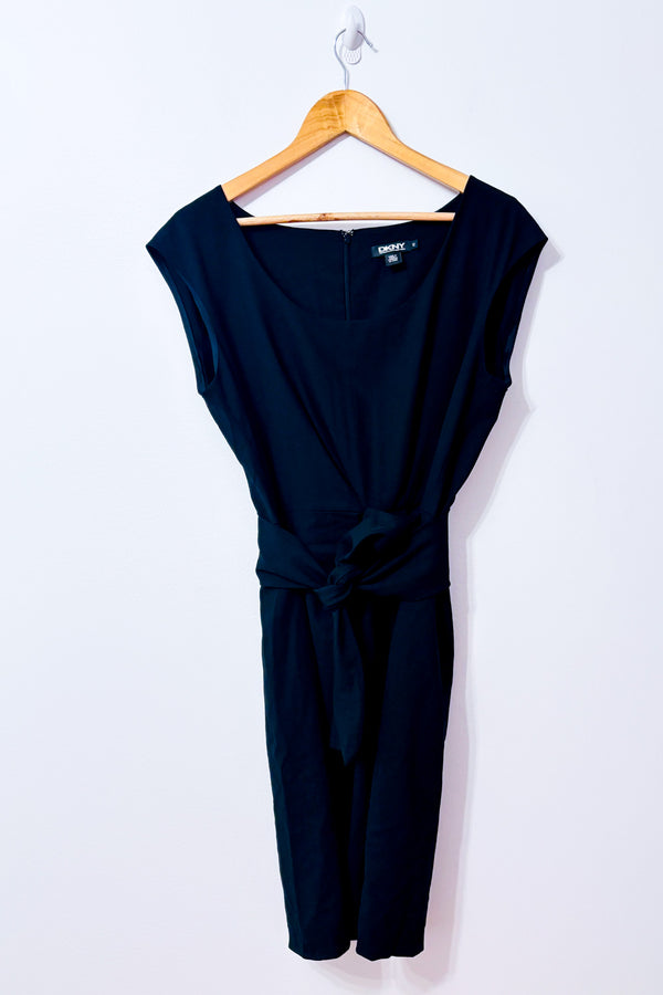 Robe cocktail noire ceinturée en laine* seconde main - DKNY- La Penderie du Paradis