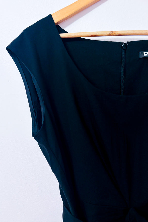 Robe cocktail noire ceinturée en laine* seconde main - DKNY- La Penderie du Paradis