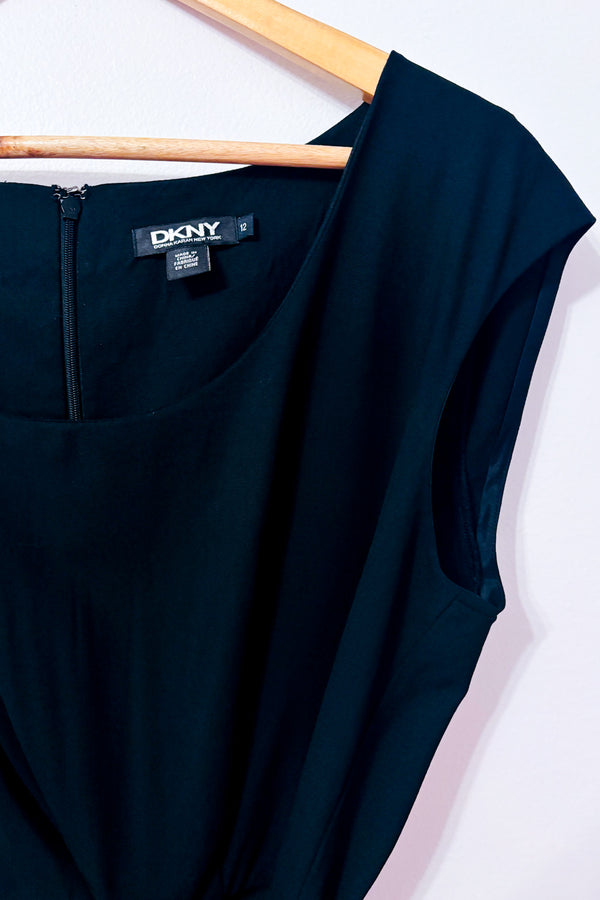 Robe cocktail noire ceinturée en laine* seconde main - DKNY- La Penderie du Paradis