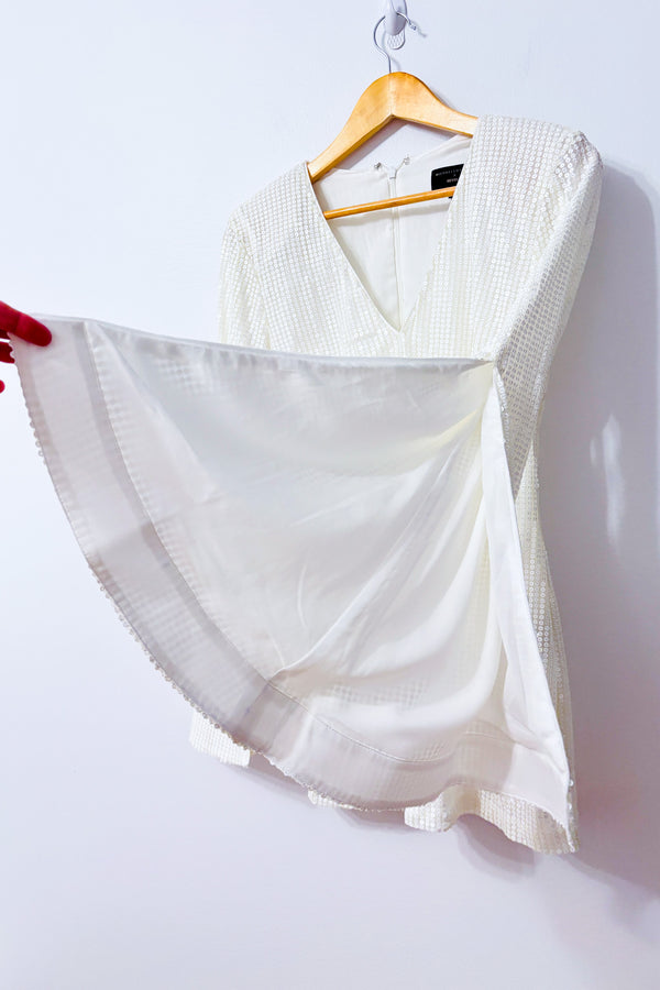 Robe courte blanche à paillettes et manches évasées seconde main - Michael Costello- La Penderie du Paradis