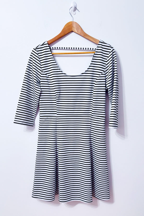 Robe blanche et noire rayée* seconde main - Only- La Penderie du Paradis