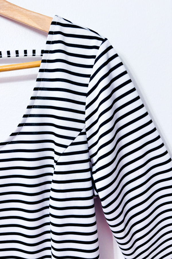 Robe blanche et noire rayée* seconde main - Only- La Penderie du Paradis