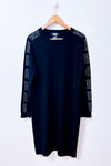 Robe noire en tricot à manches ornées de logos DKNY
