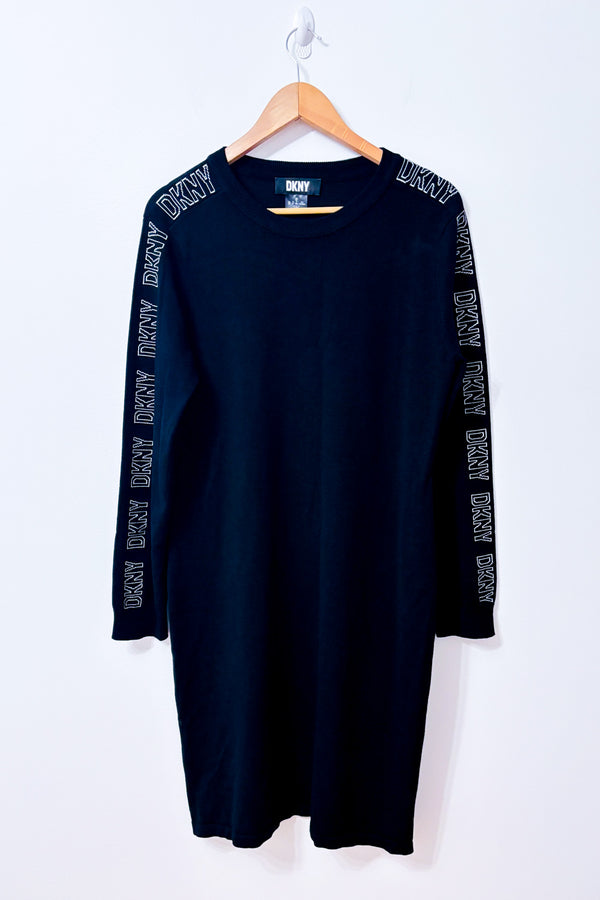 Robe noire en tricot à manches ornées de logos DKNY