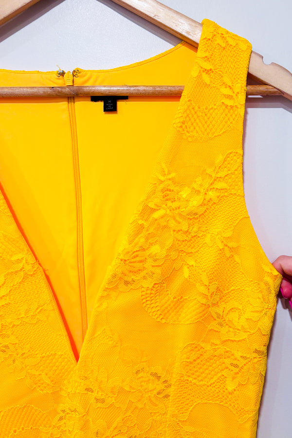 Robe ajustée jaune en dentelle (m)-NBD-La Penderie du Paradis 🕊