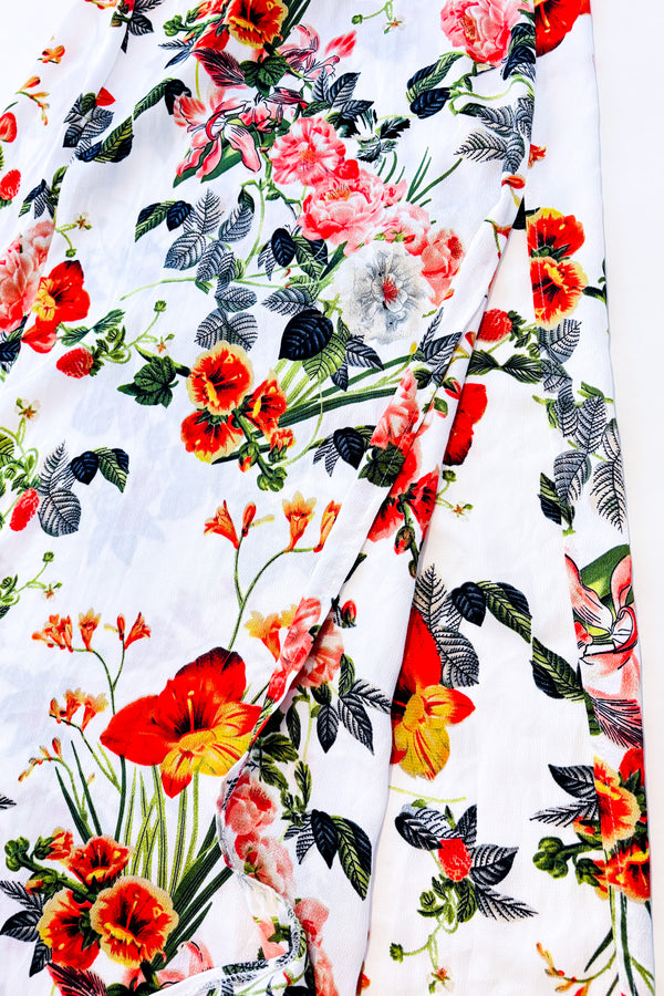 Robe maxi blanche fleurie avec froufrou (s)-Pretty Little Things-La Penderie du Paradis 🕊