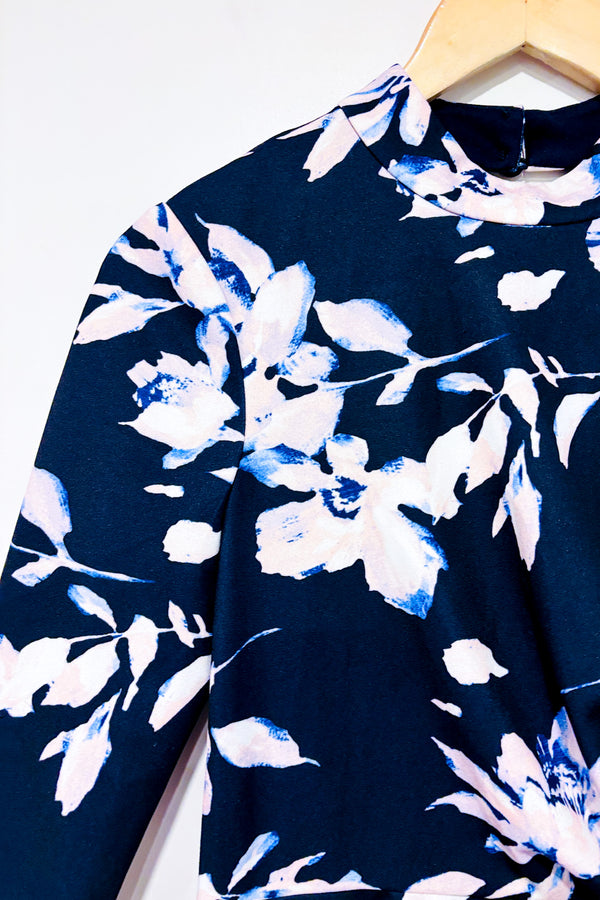 Robe noire fleurie à col montant (s)-Eliza J-La Penderie du Paradis 🕊