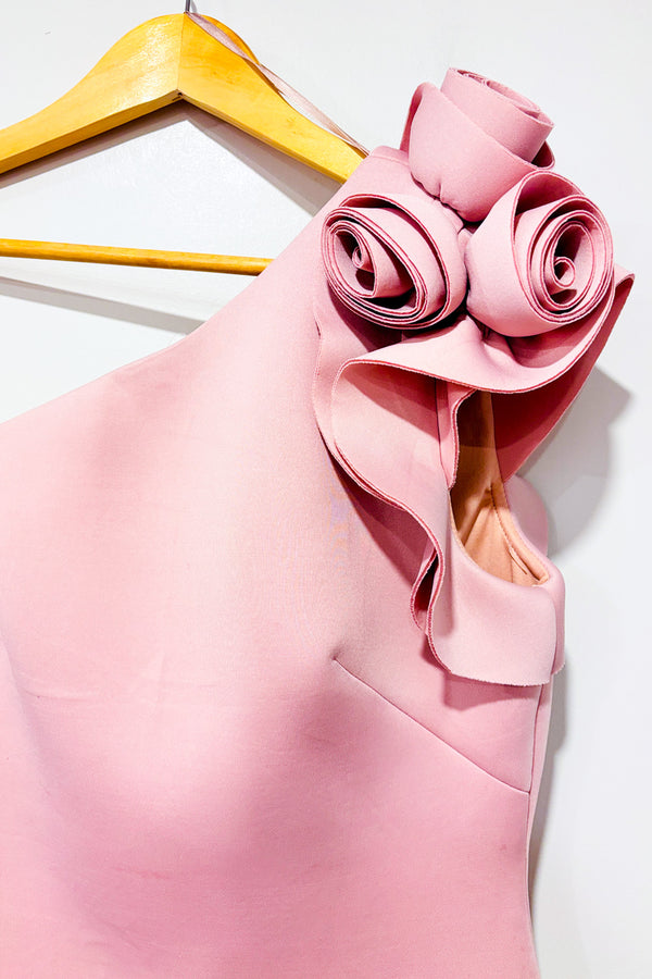 Robe rose une manche avec fleurs seconde main - Eliza J- La Penderie du Paradis