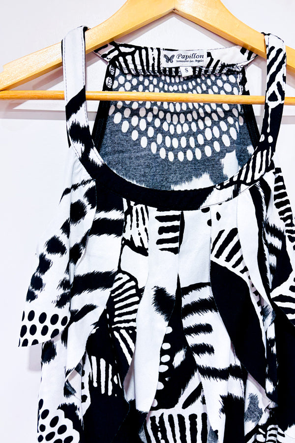 Robe noire et blanche à motifs et volants seconde main - Papillon- La Penderie du Paradis