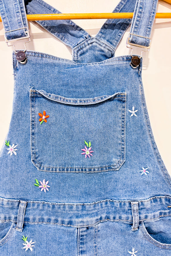 Robe salopette bleue en jeans avec fleurs brodées* seconde main - Mariloup Wolfe- La Penderie du Paradis
