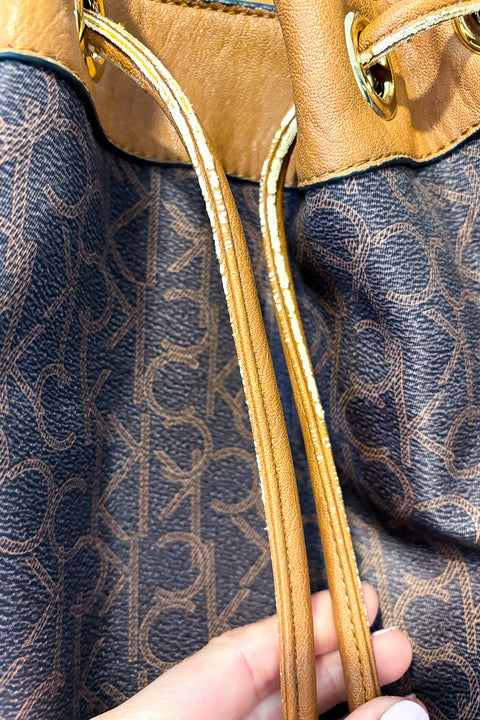 Sac à main/sac à dos brun avec logos seconde main Calvin Klein   