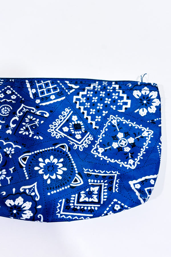 Petite pochette bleue et blanche à motifs seconde main - Autres- La Penderie du Paradis
