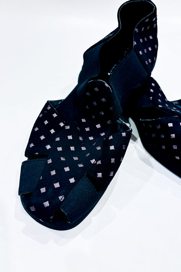 Chaussures noires avec losanges argent (8) -- La Penderie du Paradis ?
