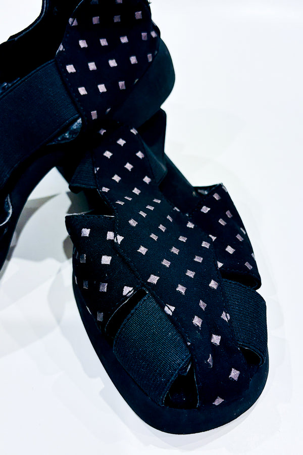 Chaussures noires avec losanges argent (8) -- La Penderie du Paradis ?