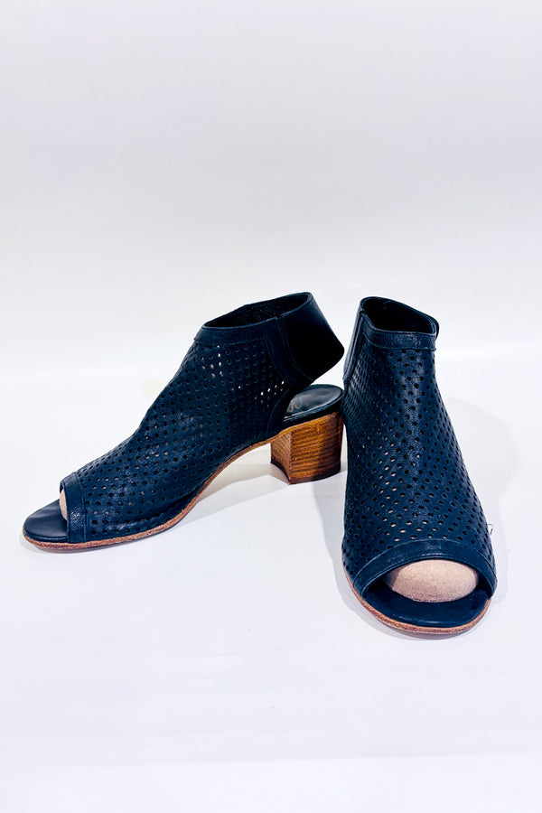 Sandales à talon noir en cuir perforé* seconde main - Mimosa- La Penderie du Paradis