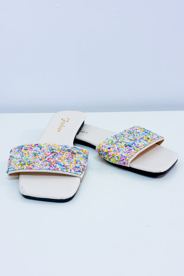 Sandales plates blanches avec paillettes multicolores seconde main - Fashion- La Penderie du Paradis