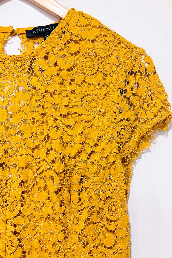 Romper safran avec dentelle fleurie et dos ouvert (l)-Dynamite-La Penderie du Paradis 🕊