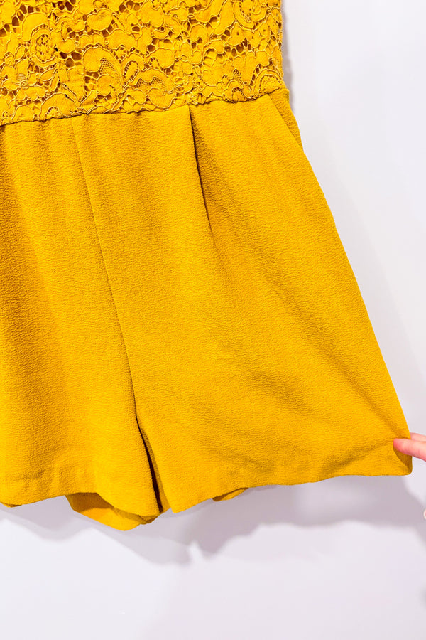 Romper safran avec dentelle fleurie et dos ouvert (l)-Dynamite-La Penderie du Paradis 🕊