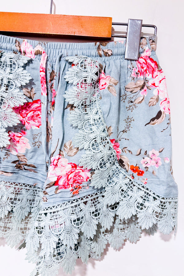 Short turquoise fleuri avec dentelle (xs)-H&M-La Penderie du Paradis 🕊
