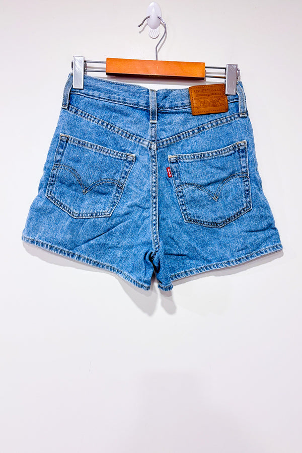 Mini short en jeans bleu à taille haute* seconde main - Levi's- La Penderie du Paradis