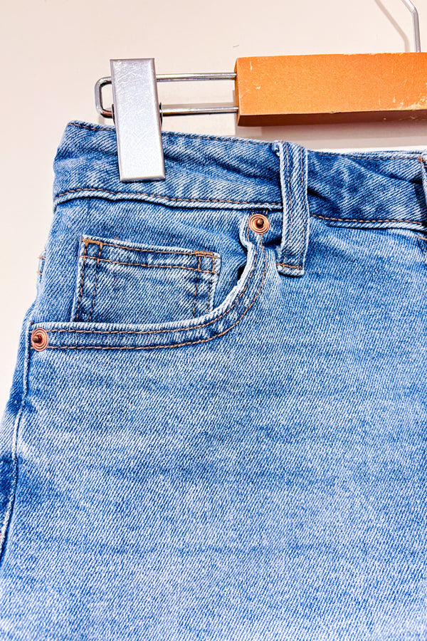 Short en jeans bleu délavé* seconde main - REGeneration- La Penderie du Paradis
