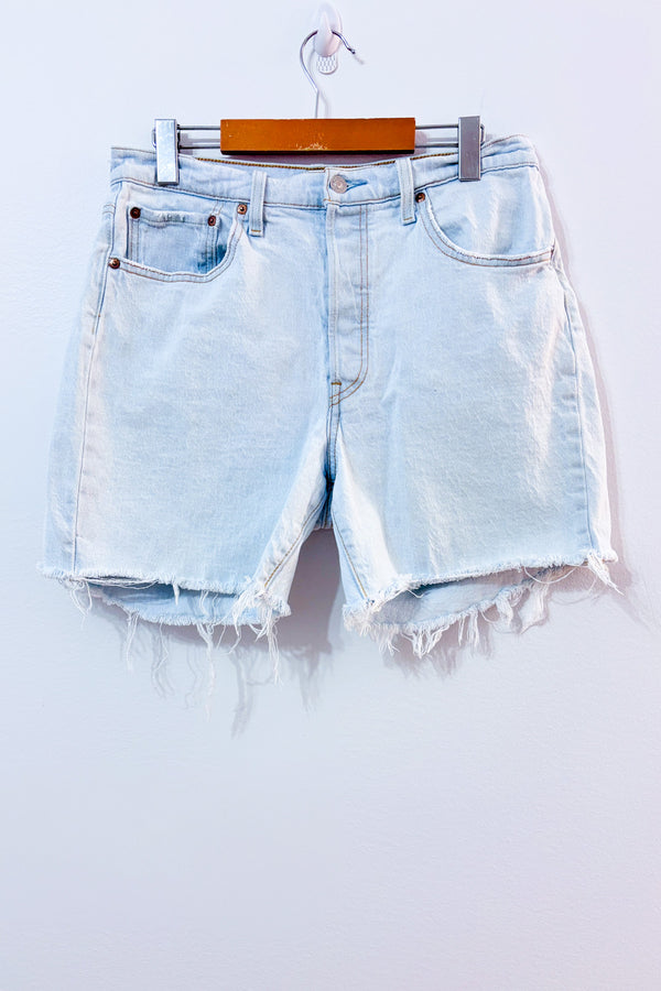 Short en jeans bleu pâle seconde main - Levi's- La Penderie du Paradis