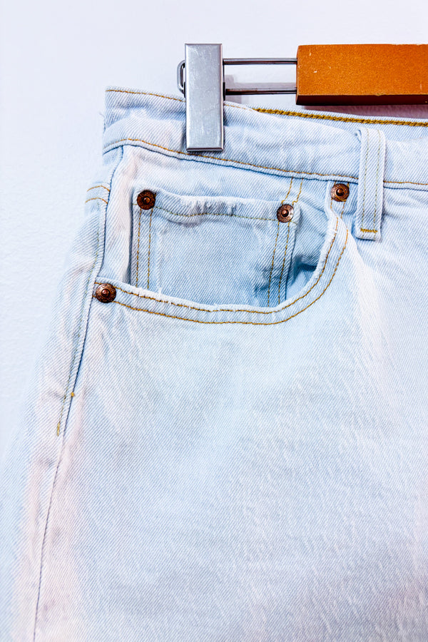 Short en jeans bleu pâle seconde main - Levi's- La Penderie du Paradis