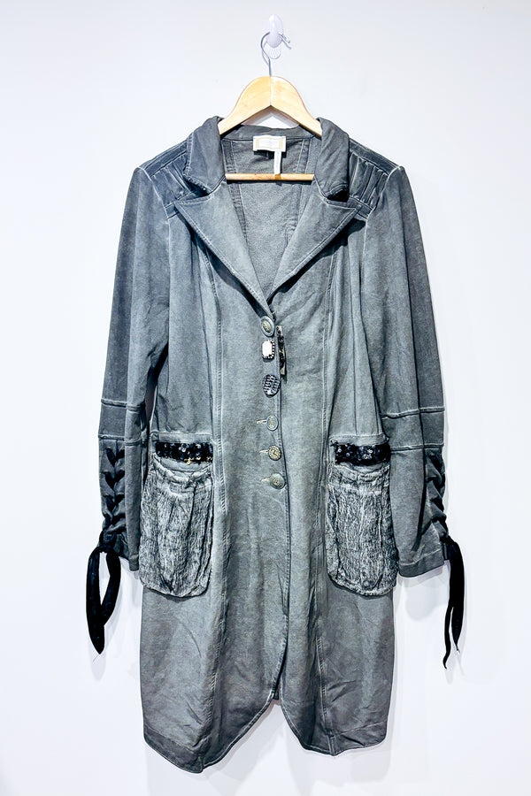 Veste grise à gros boutons (l) -- La Penderie du Paradis ?