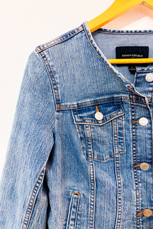 Veste en jean courte bleu pâle sans col* seconde main - Banana Republic- La Penderie du Paradis