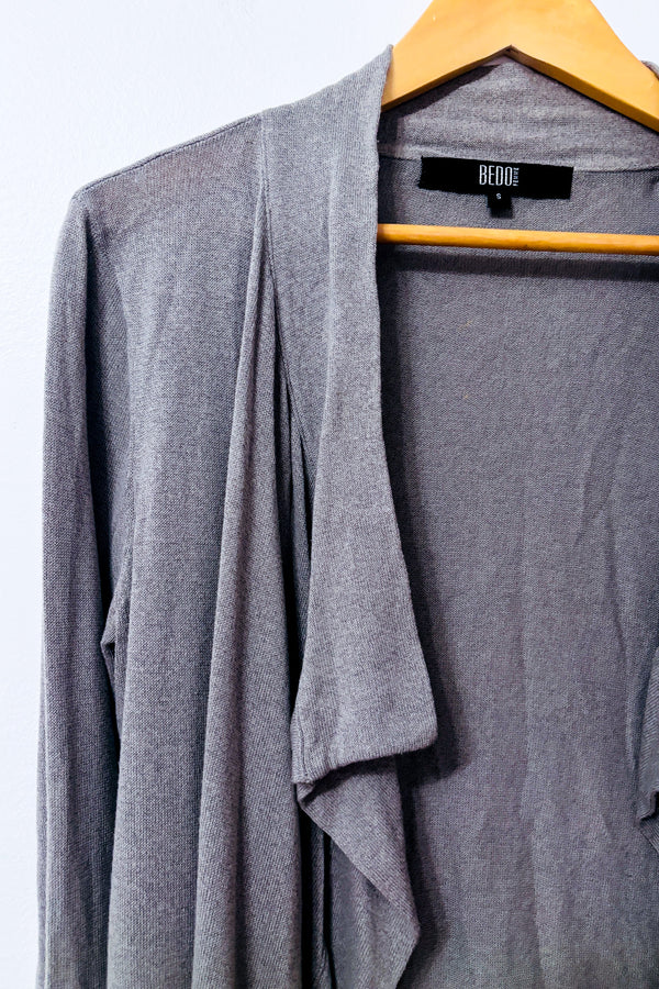 Cardigan gris ouvert à pans drapés seconde main - Bedo- La Penderie du Paradis