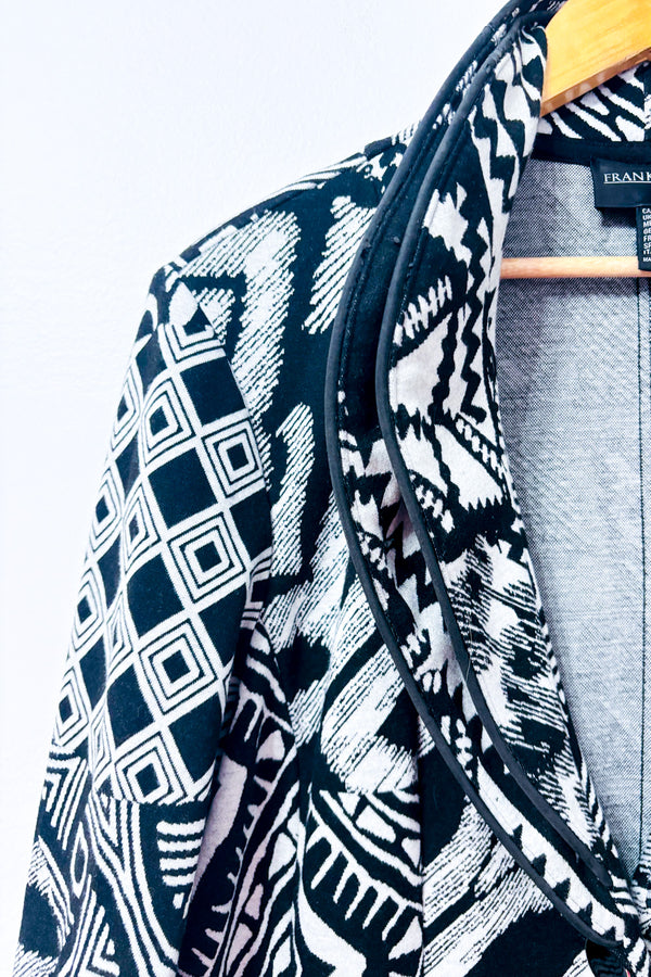 Veste longue noir et blanche à motifs graphiques* seconde main - Frank Lyman Montréal- La Penderie du Paradis