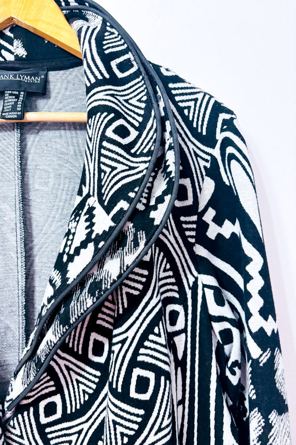 Veste longue noir et blanche à motifs graphiques* seconde main - Frank Lyman Montréal- La Penderie du Paradis