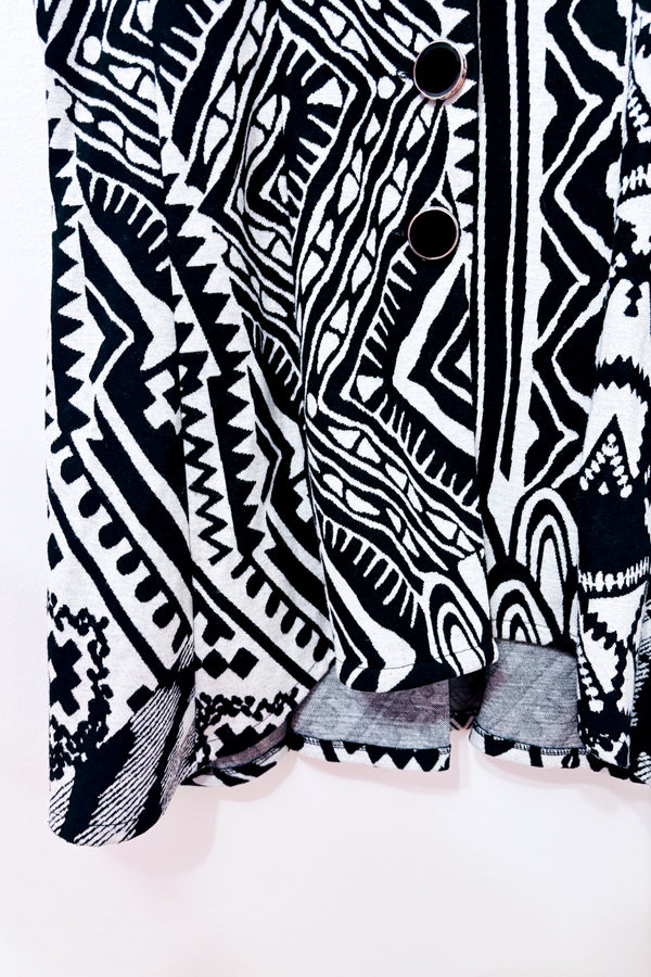 Veste longue noir et blanche à motifs graphiques* seconde main - Frank Lyman Montréal- La Penderie du Paradis