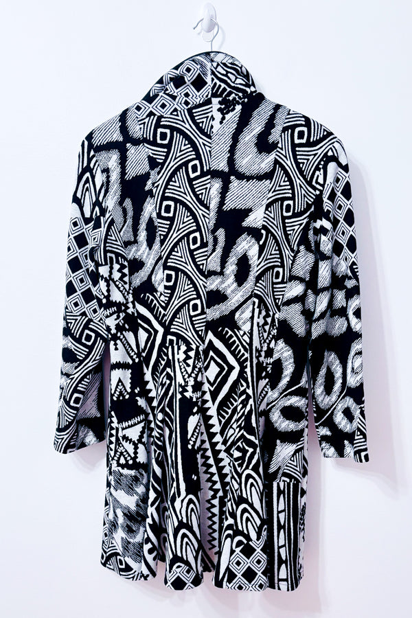 Veste longue noir et blanche à motifs graphiques* seconde main - Frank Lyman Montréal- La Penderie du Paradis