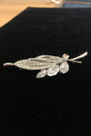 Broche argent feuilles et diamants seconde main Autres 