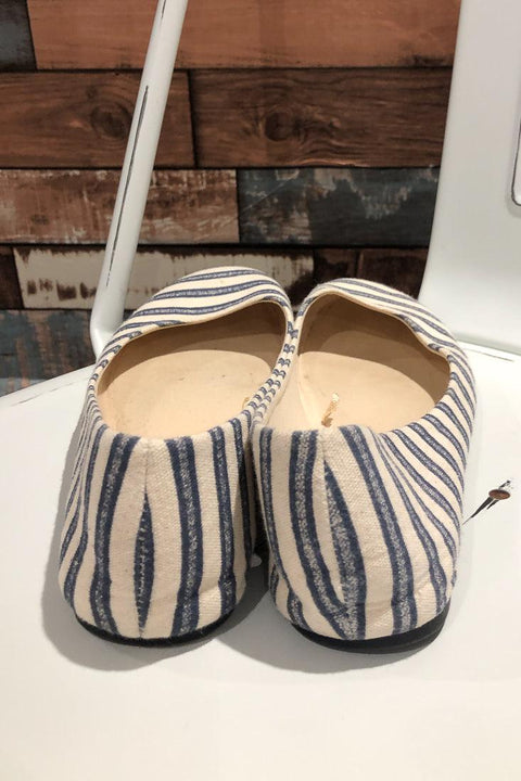 Chaussures avec rayures beiges et bleues (8) seconde main Autres   