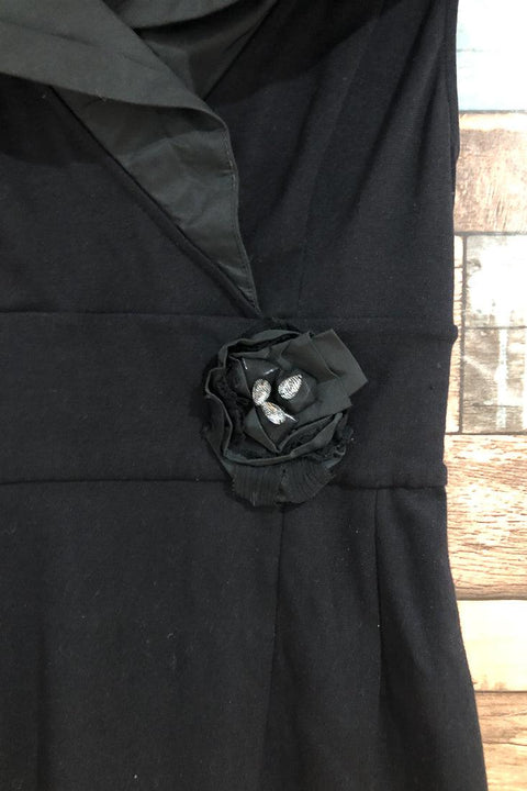 Robe noire avec collet et fleur (s) seconde main BCBG Maxazria   